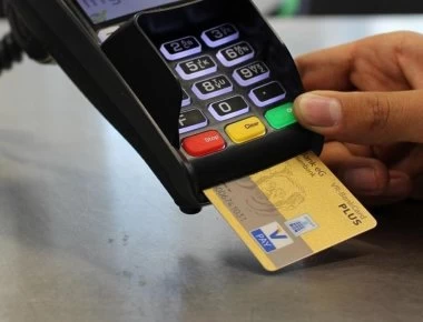 Υποχρεωτικά η χρήση POS για 53 ακόμη επαγγελματικούς κλάδους- Δείτε ποιοι ειναι